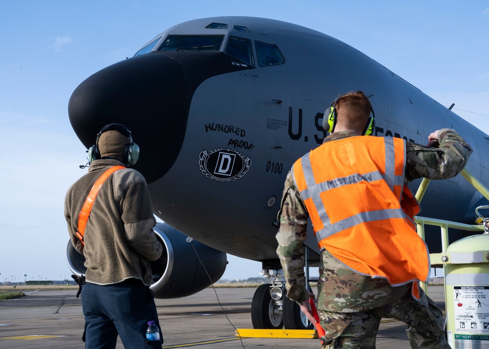 100th AMXS prepares a KC-135 for takeoff at RAF Mildenhall