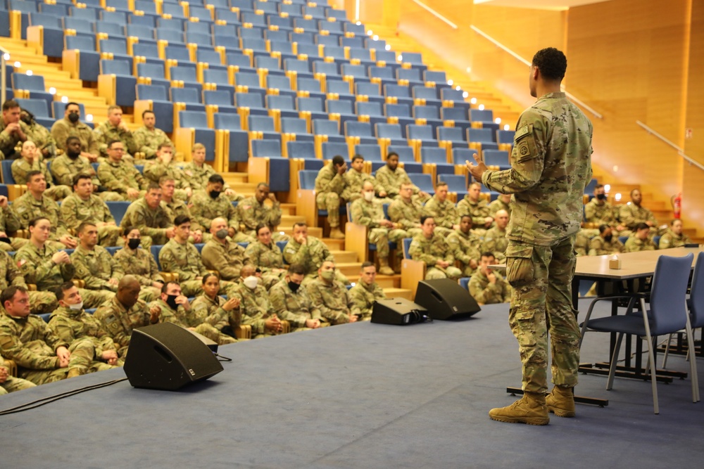 Paratroopers Receive In-Country Brief in Poland