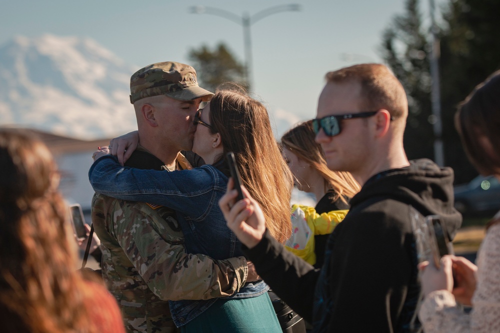 Washington National Guardsmen return home from deployment to Poland