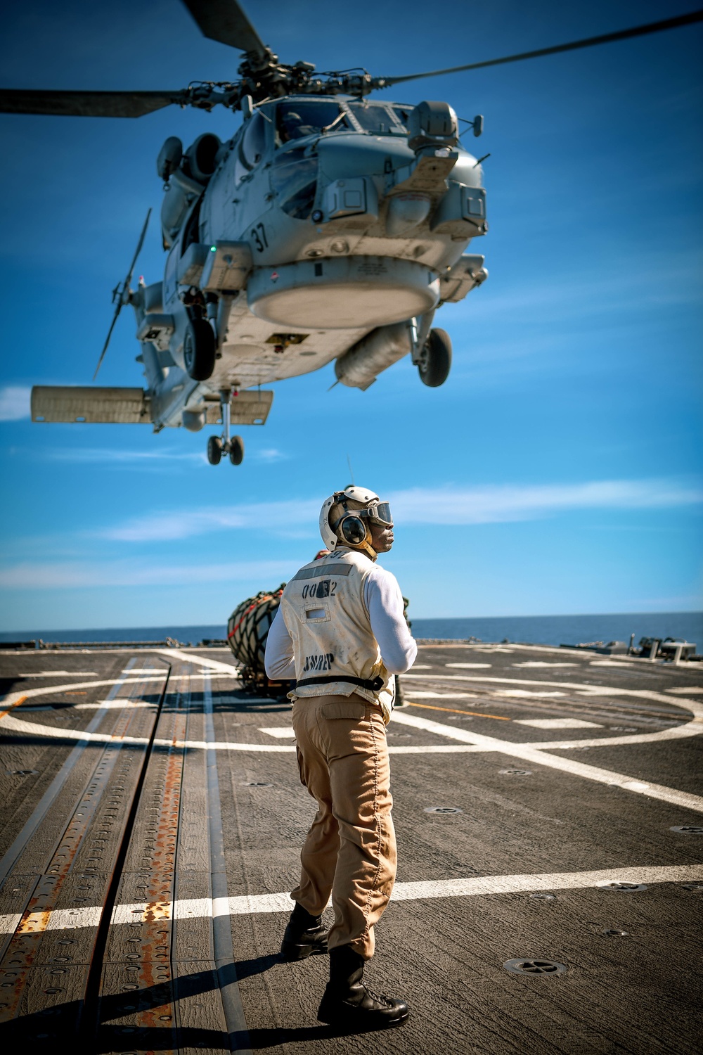 USS Momsen VERTREP