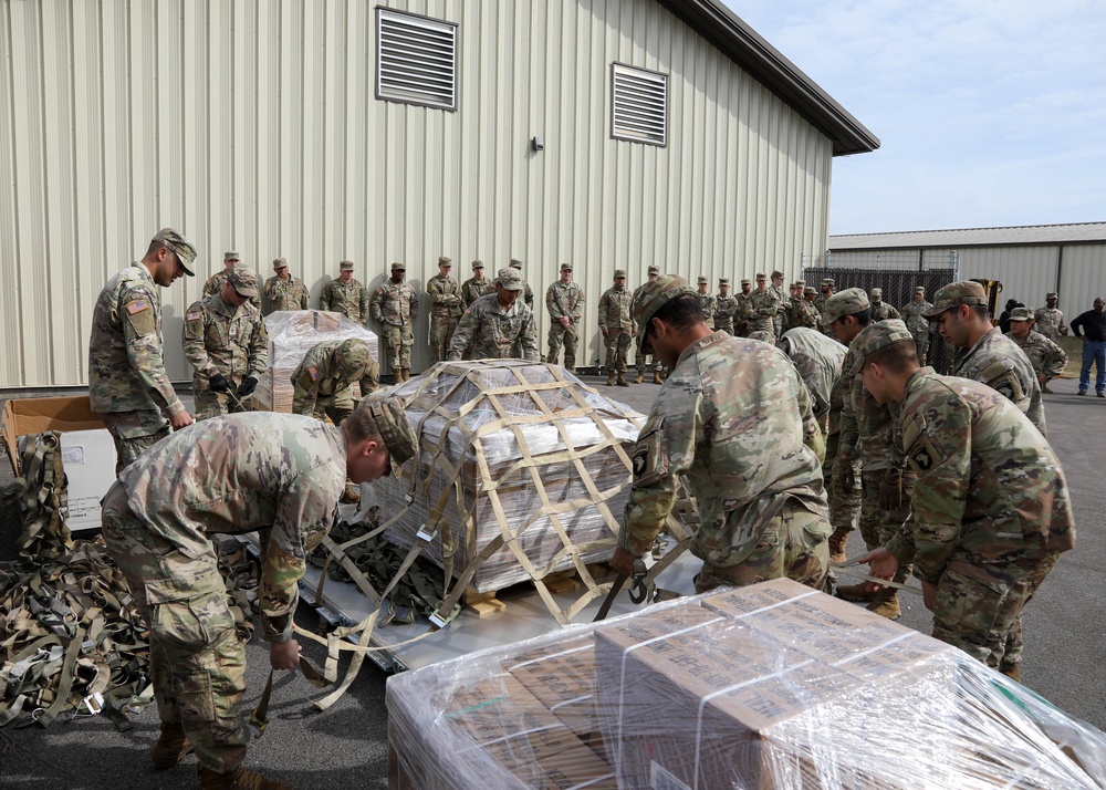 101st HHBn Soldiers palletize EDRE supplies