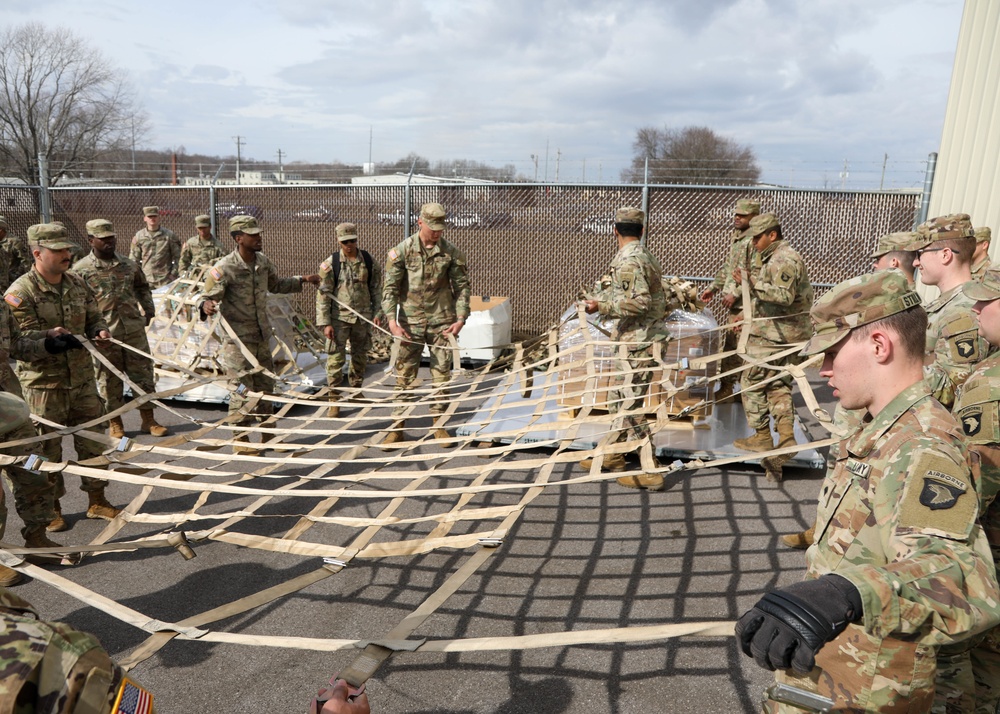 101st HHBn Soldiers palletize EDRE supplies