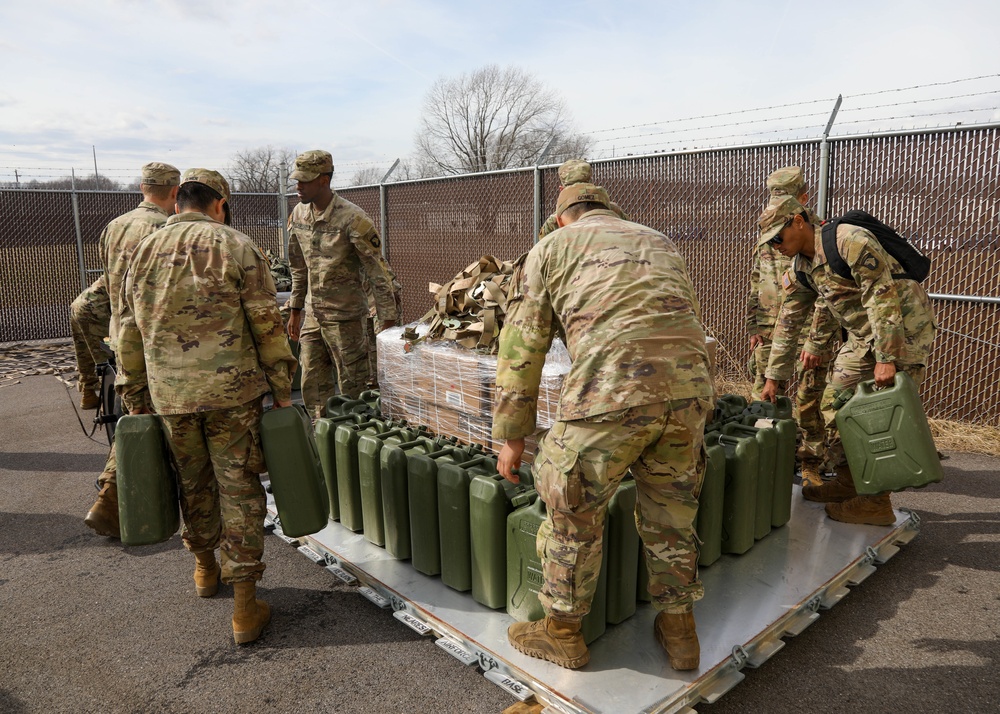 101st HHBn Soldiers palletize EDRE supplies