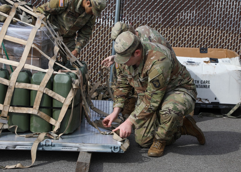 101st HHBn Soldiers palletize EDRE supplies