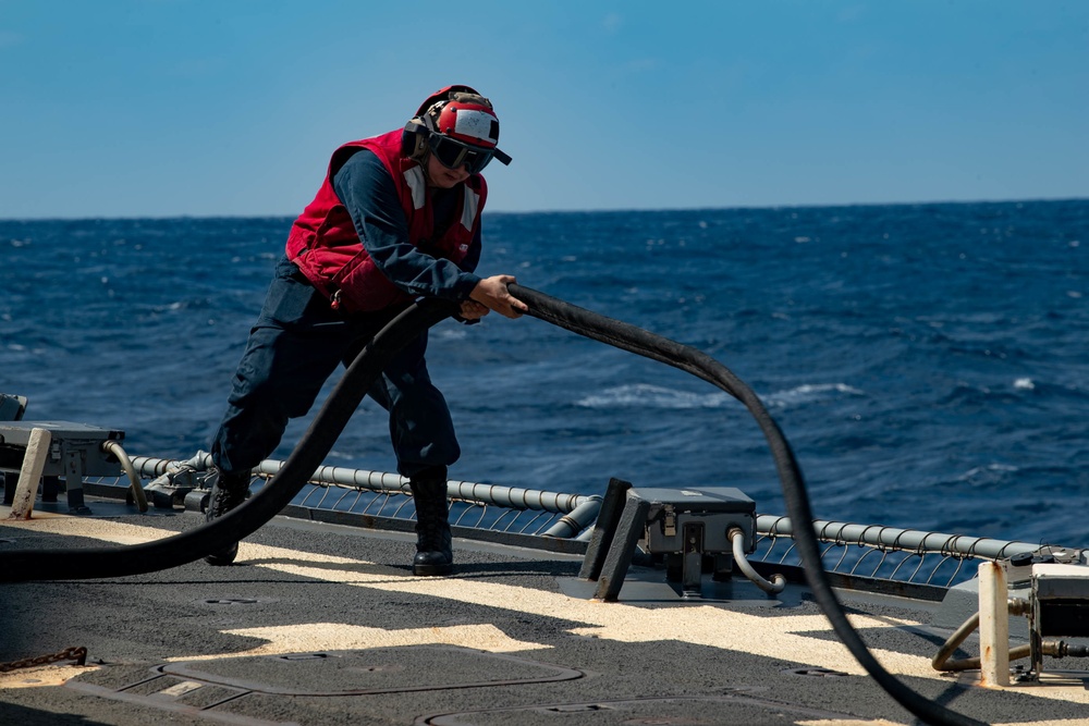 Spruance conducts MH-60R refuel during exercise Jungle Warfare 2022