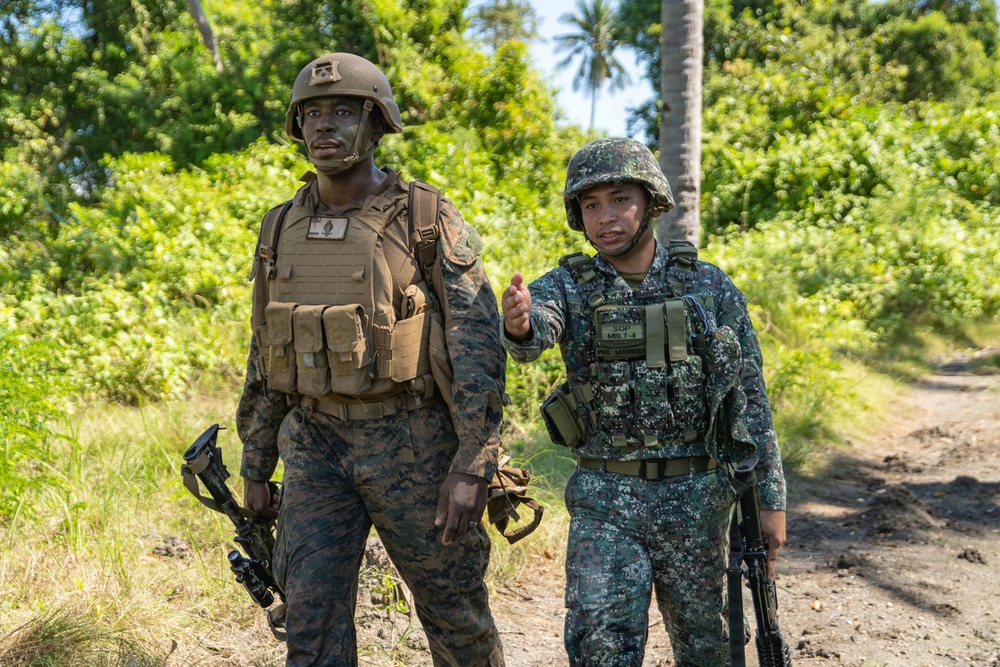11th MEU and Armed Forces of the Philippines conduct an amphibious assault in support of MAREX 22 PH