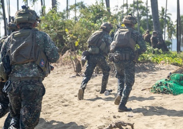 11th MEU and Armed Forces of the Philippines conduct a rehearsal for an amphibious assault in support of MAREX 22 PH