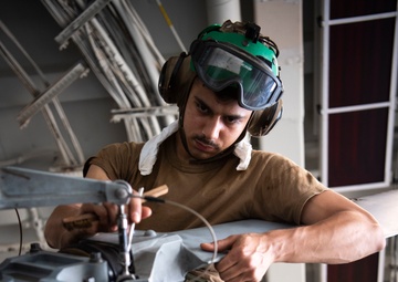 HSM-51 Conducts Maintenance Aboard USS Dewey