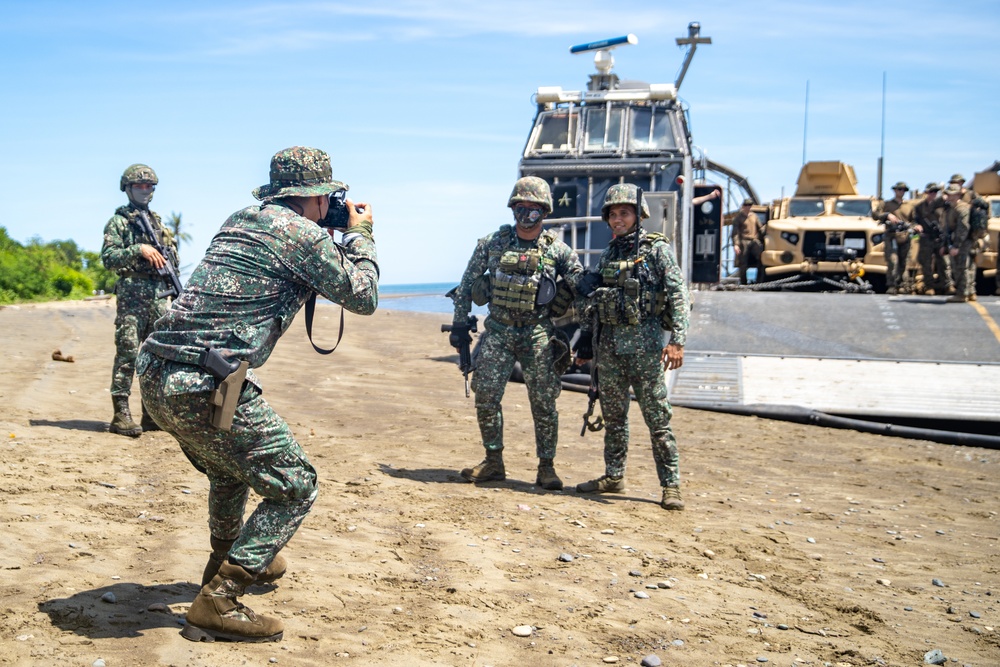 11th MEU and Armed Forces of the Philippines conduct a SME exchange in support of MAREX 22 PH