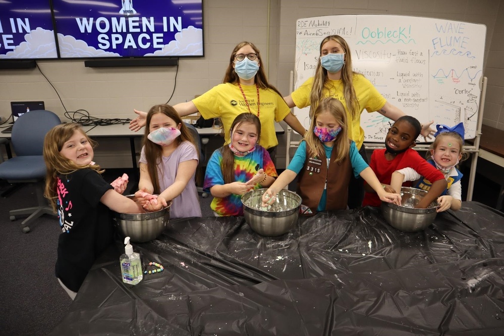 ERDC engineers and scientists participate in Girl Scout workshop