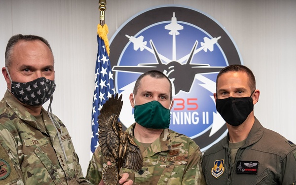 F-35 Dual Capable Aircraft Team Meets Goals Ahead of Schedule, Earns Prestigious Award