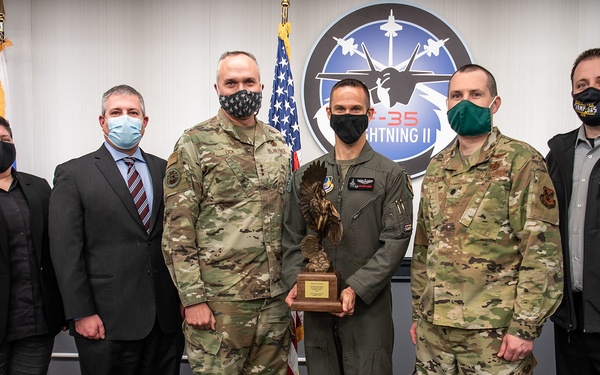 F-35 Dual Capable Aircraft Team Meets Goals Ahead of Schedule, Earns Prestigious Award