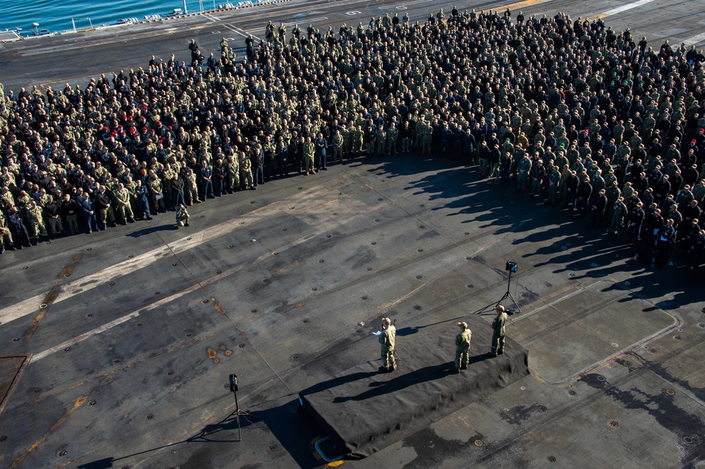 USS Carl Vinson (CVN 70) Commanding Officer Conducts an All-Hands Call