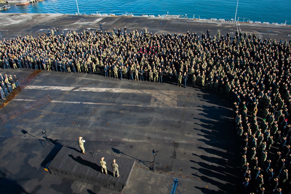 USS Carl Vinson (CVN 70) Commanding Officer Conducts an All-Hands Call