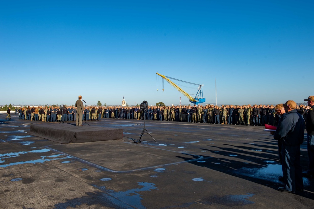 USS Carl Vinson (CVN 70) Commanding Officer Conducts an All-Hands Call