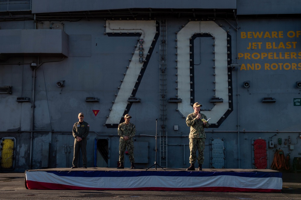 USS Carl Vinson (CVN 70) Commanding Officer Conducts an All-Hands Call