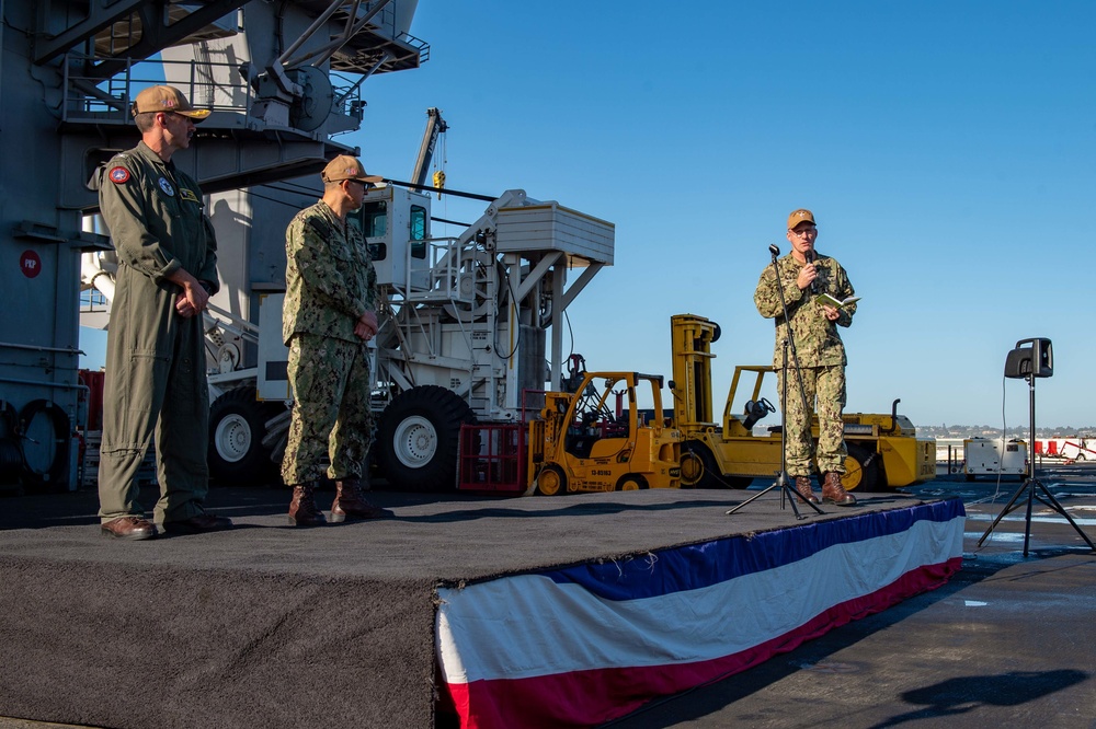 USS Carl Vinson (CVN 70) Commanding Officer Conducts an All-Hands Call