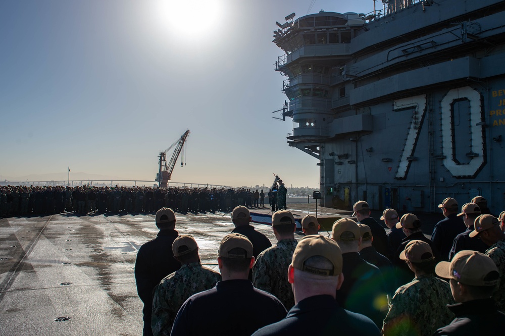 USS Carl Vinson (CVN 70) Commanding Officer Conducts an All-Hands Call