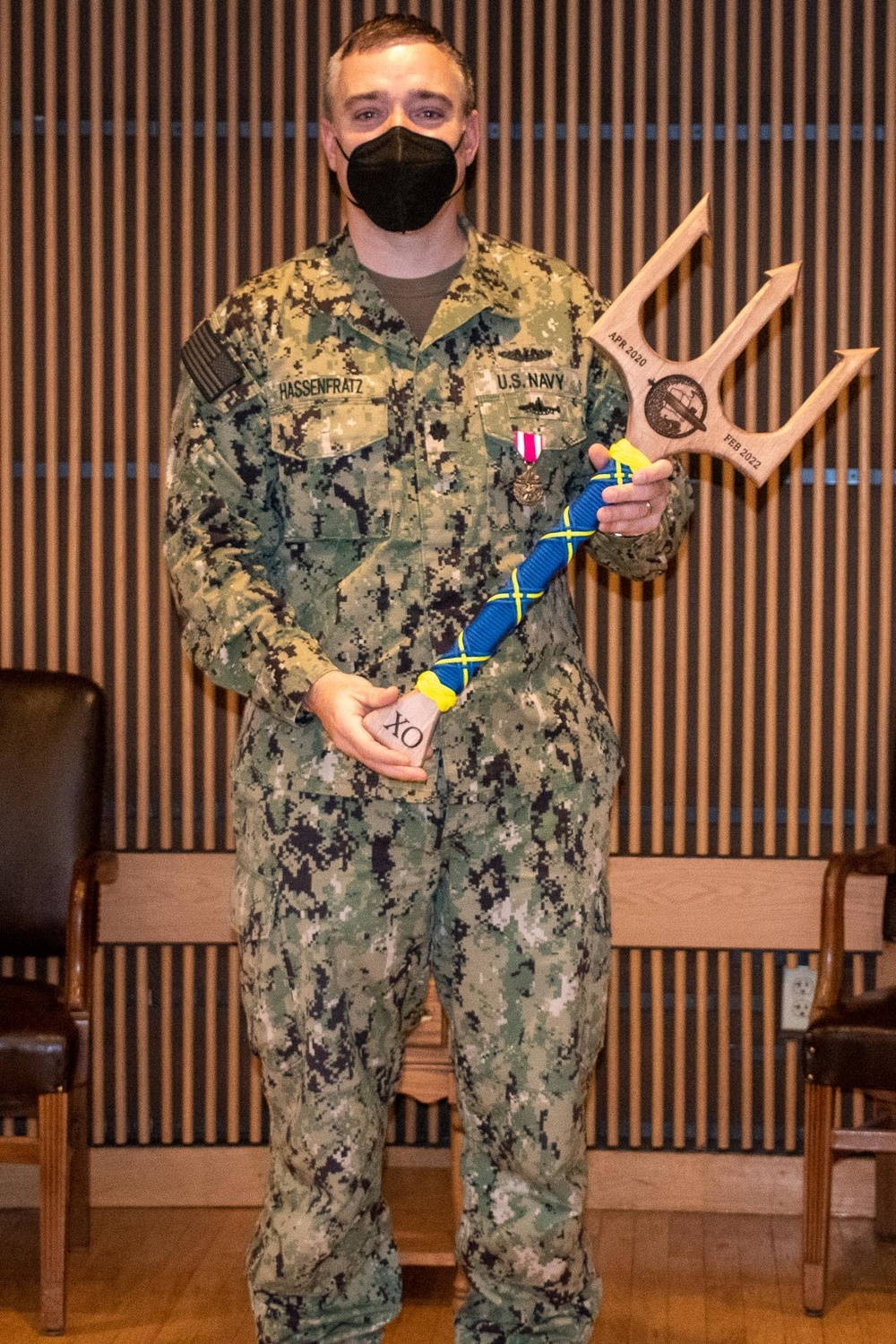 Cmdr. Karl J. Hassenfratz receives an end of tour gift from the Naval Submarine School Wardroom.