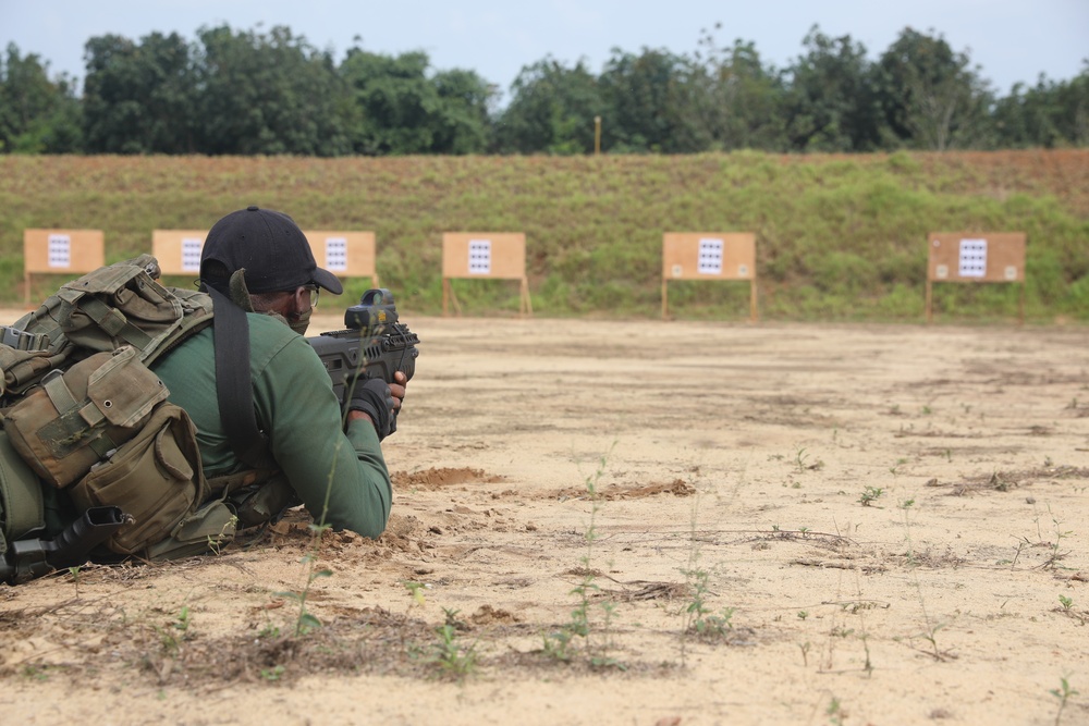 French and Côte d'Ivoire practice marksmanship