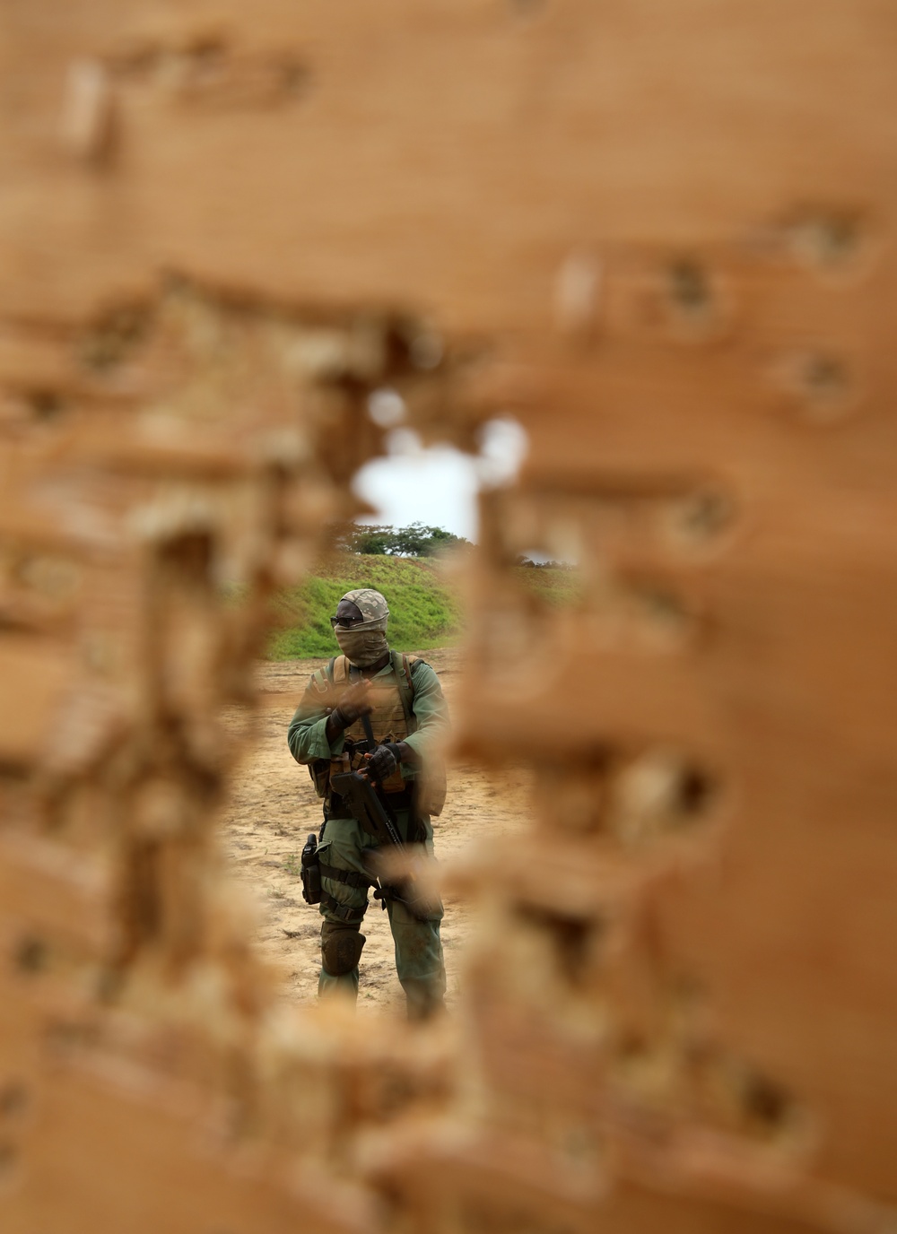 French and Côte d'Ivoire practice marksmanship