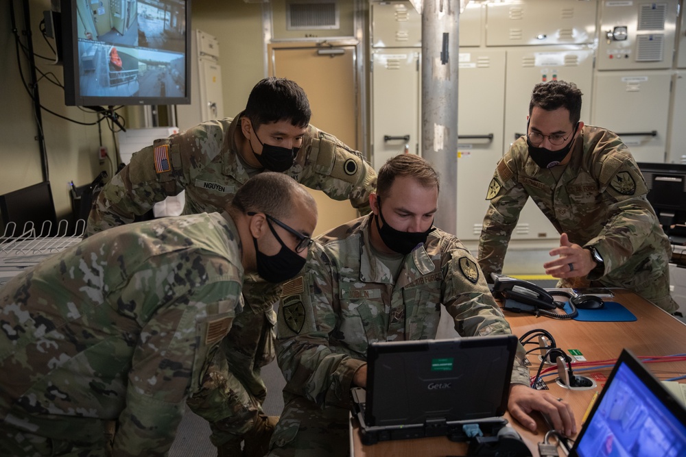 Soldiers, Airmen aboard a US Naval Ship establish communications in the Indo-Pacific