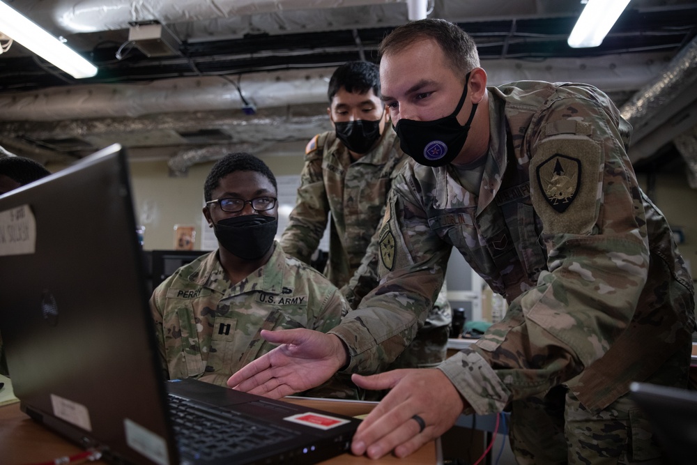 Soldiers, Airmen aboard a US Naval Ship establish communications in the Indo-Pacific