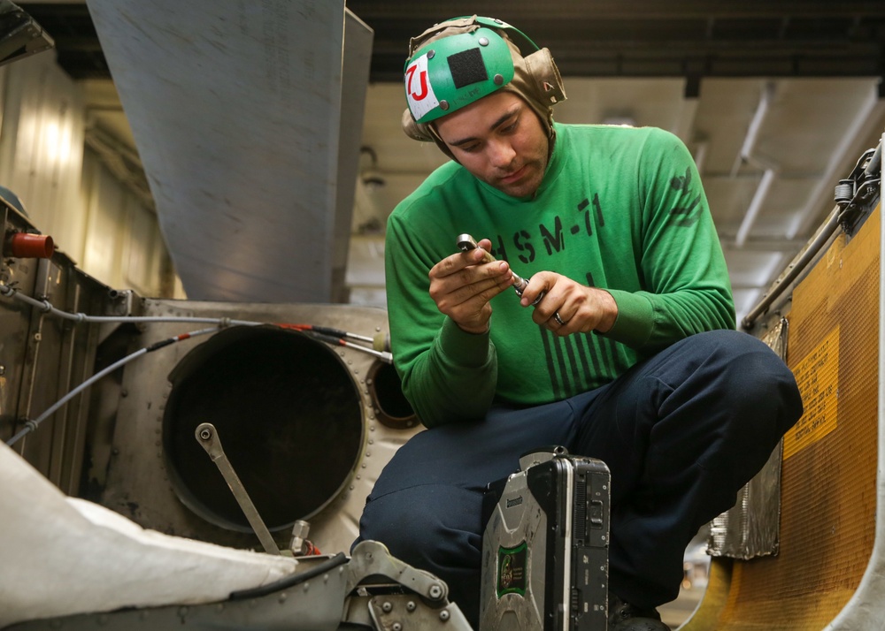 Abraham Lincoln Sailors conduct maintenance