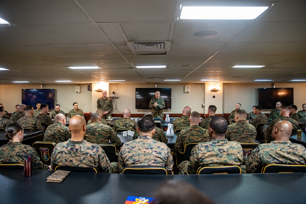 CMC and SMMC visit the 11th MEU