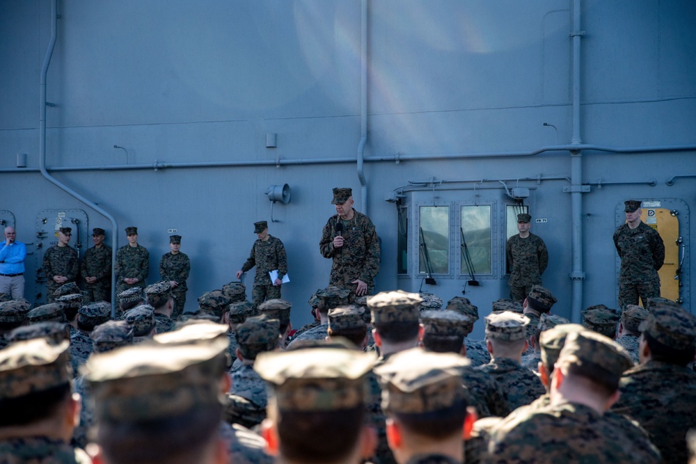 CMC and SMMC visit the 11th MEU