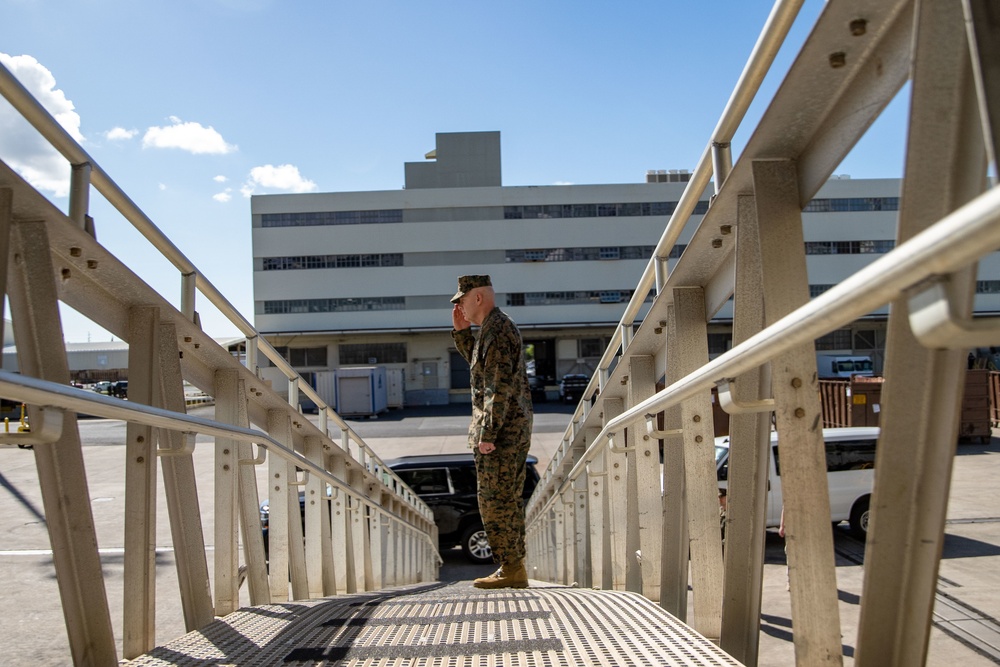 CMC and SMMC visit the 11th MEU