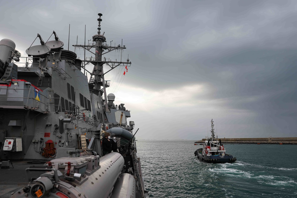 USS Ross leaves port in Rota, Spain