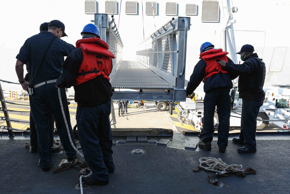 USS Ross enters port in Toulon, France