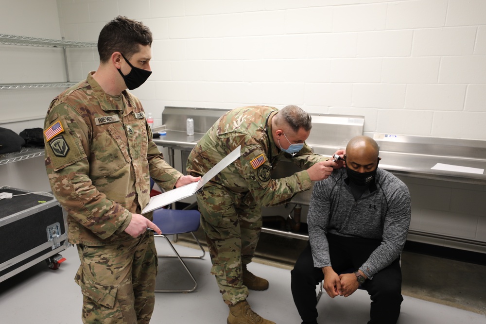 Michigan National Guard Soldiers perform TC 8-800 MEDIC certification