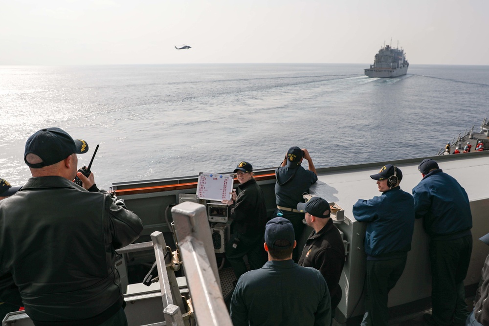 USS Ross replenishes at sea with USNS Robert E. Peary