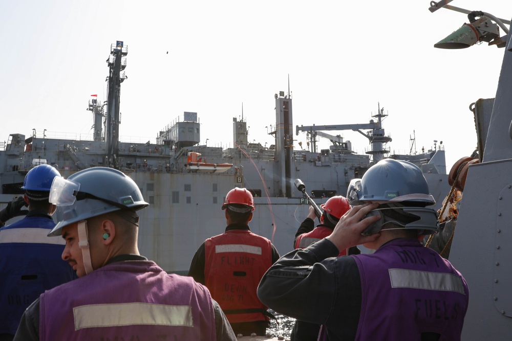 USS Ross replenishes at sea with USNS Robert E. Peary