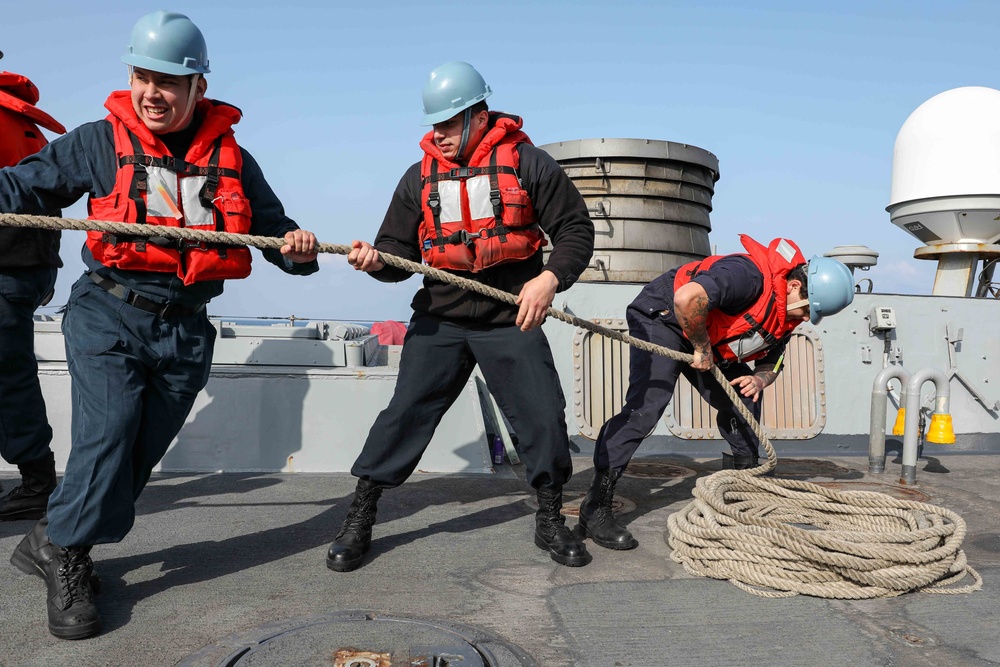 USS Ross replenishes at sea with USNS Robert E. Peary