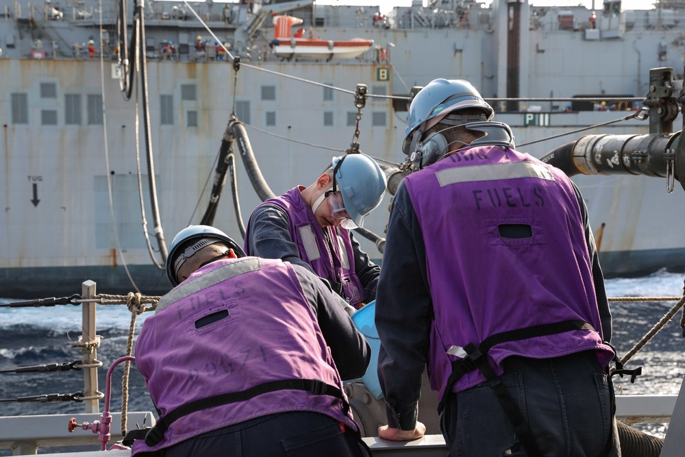 USS Ross replenishes at sea with USNS Robert E. Peary