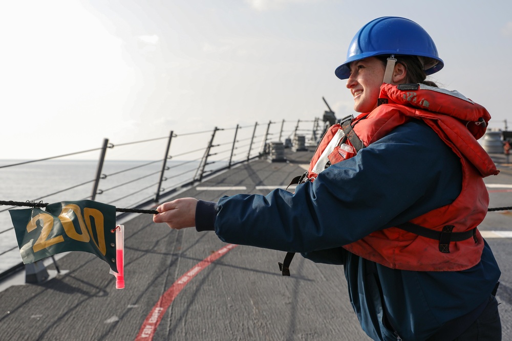 USS Ross replenishes at sea with USNS Robert E. Peary