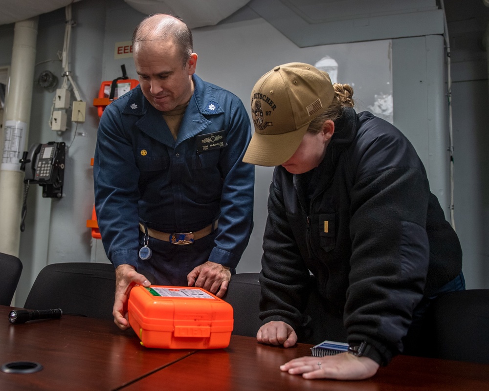 Cmdr. Tom McCandless (left), commanding officer of the Arleigh Burke-class guided-missile destroyer USS Mitscher (DDG 57) and Ensign Lauren Edwards (right), from Orlando, Fla., conduct a zone inspection