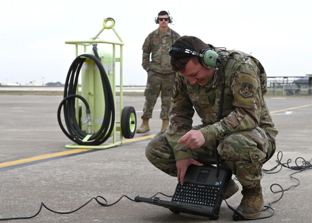 384th EARS trains 55th EFGS in hot-pit refueling KC-135