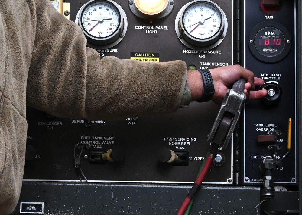 384th EARS trains 55th EFGS in hot-pit refueling KC-135