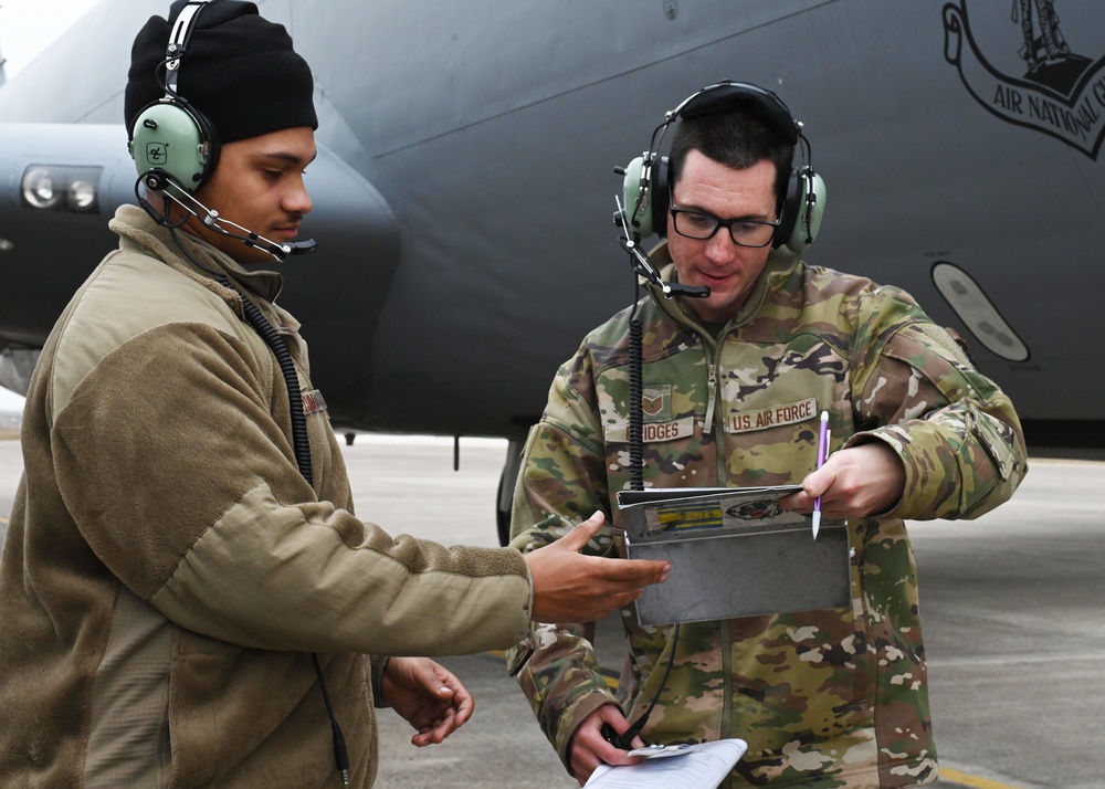 384th EARS trains 55th EFGS in hot-pit refueling KC-135