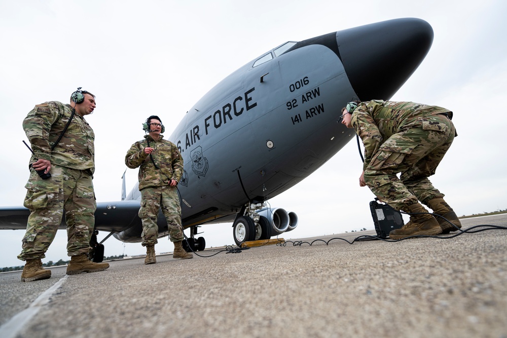 384th EARS trains 55th EFGS in hot-pit refueling KC-135