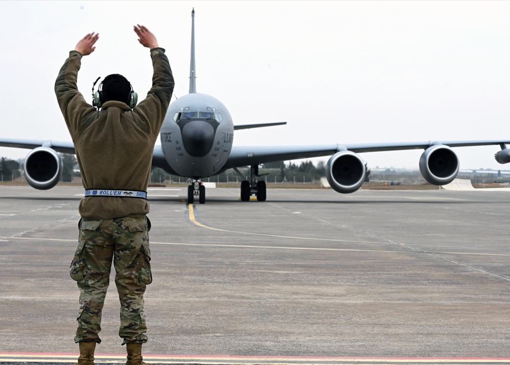 384th EARS trains 55th EFGS in hot-pit refueling KC-135