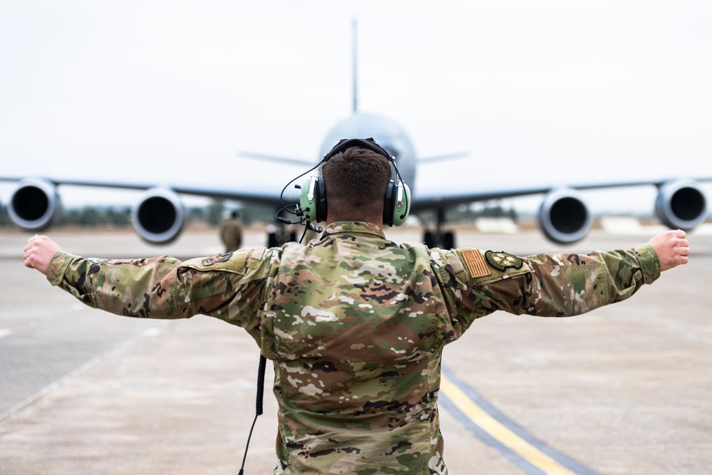 384th EARS trains 55th EFGS in hot-pit refueling KC-135