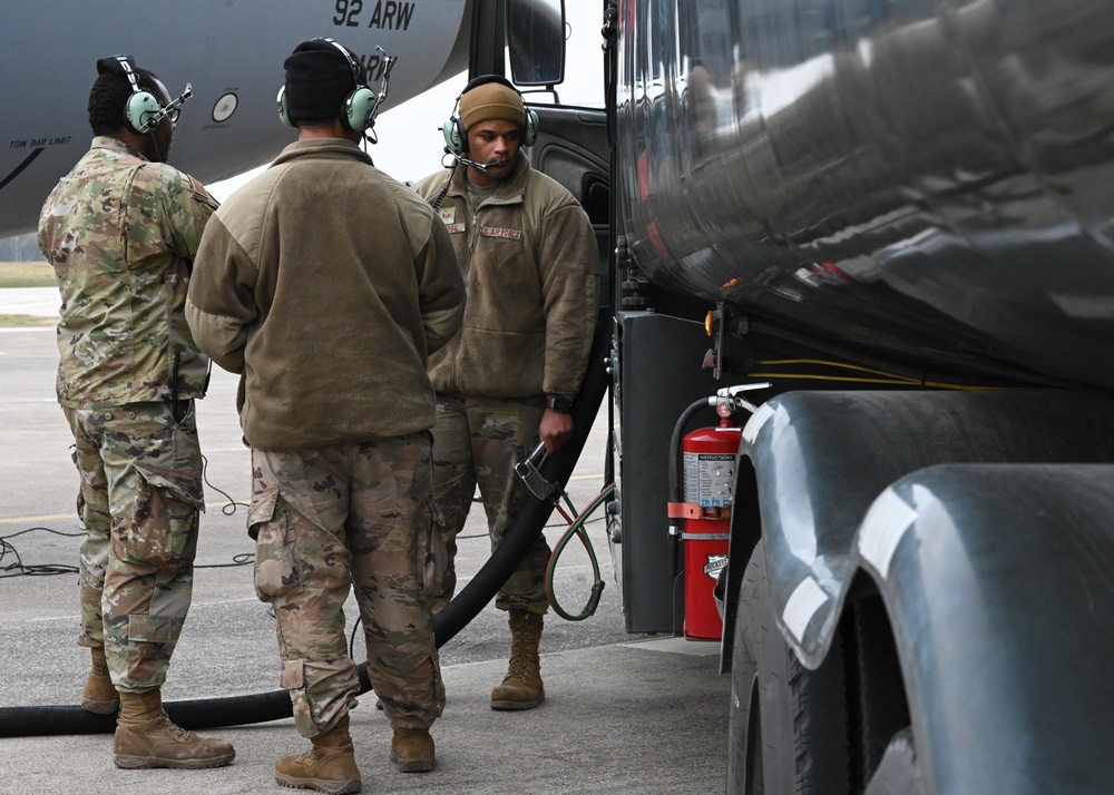 384th EARS trains 55th EFGS in hot-pit refueling KC-135