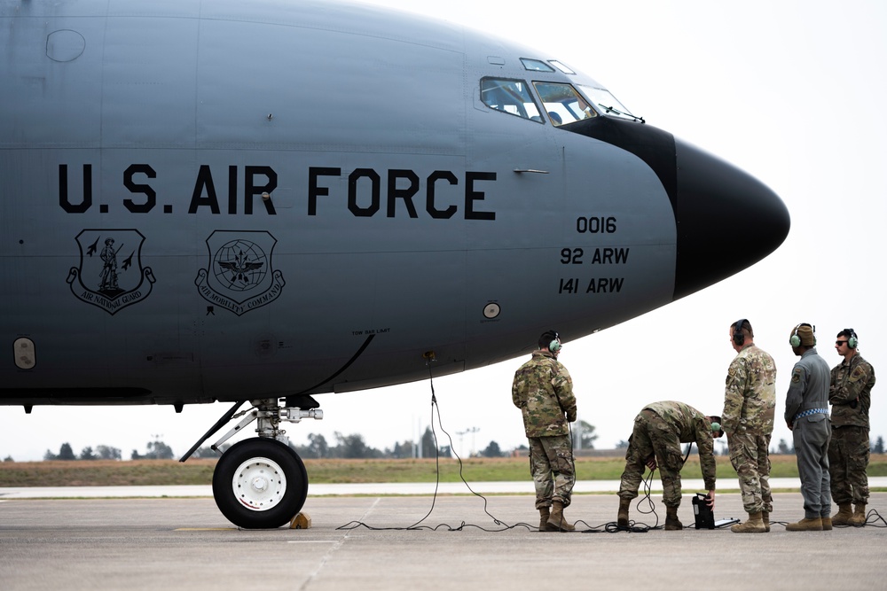 384th EARS trains 55th EFGS in hot-pit refueling KC-135