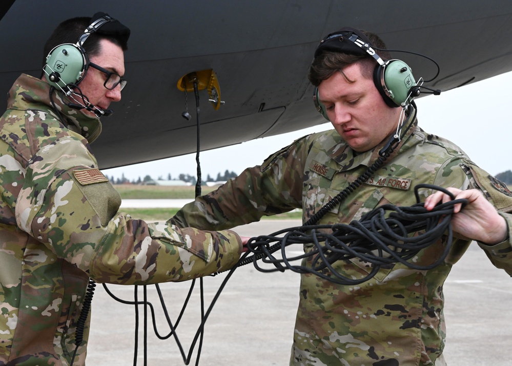 384th EARS trains 55th EFGS in hot-pit refueling KC-135