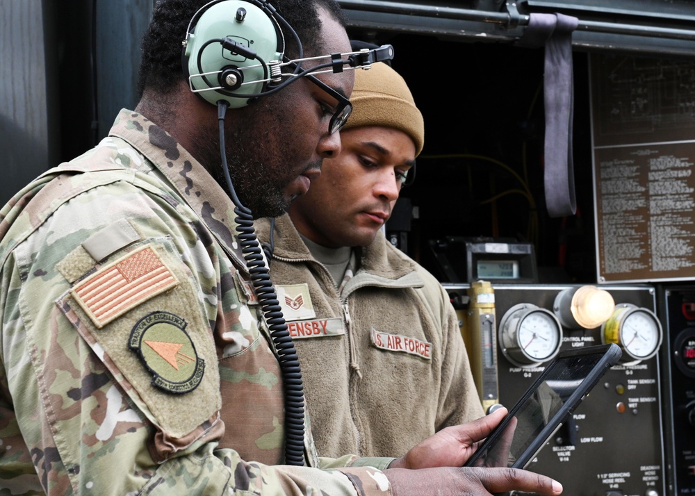 384th EARS trains 55th EFGS in hot-pit refueling KC-135